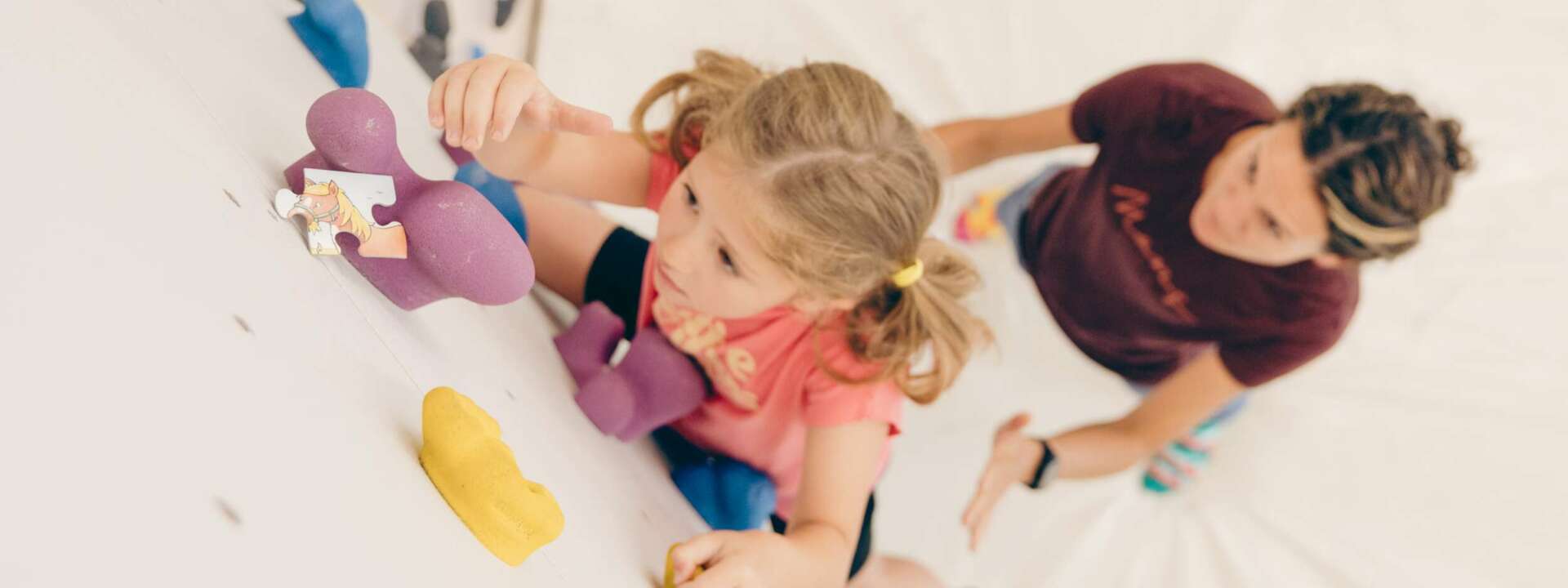kind-beim-klettern-im-kraftreich-aufenfeld