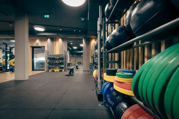 kraftecke-im-kraftreich-aufenfeld-mit-hanteln-gewichten-kettleballs